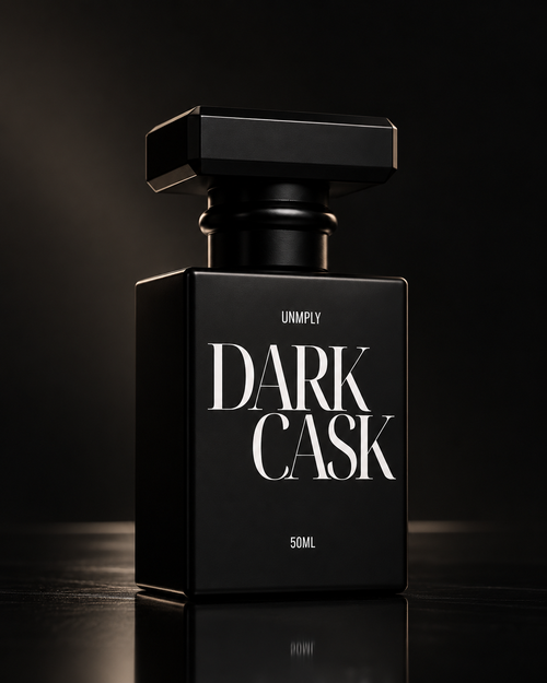 Dark Cask Eau de Parfum 50 ml von UNMPLY, schwarzer Flakon im dunklen Licht